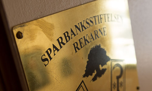 Skylt med stiftelsens logga