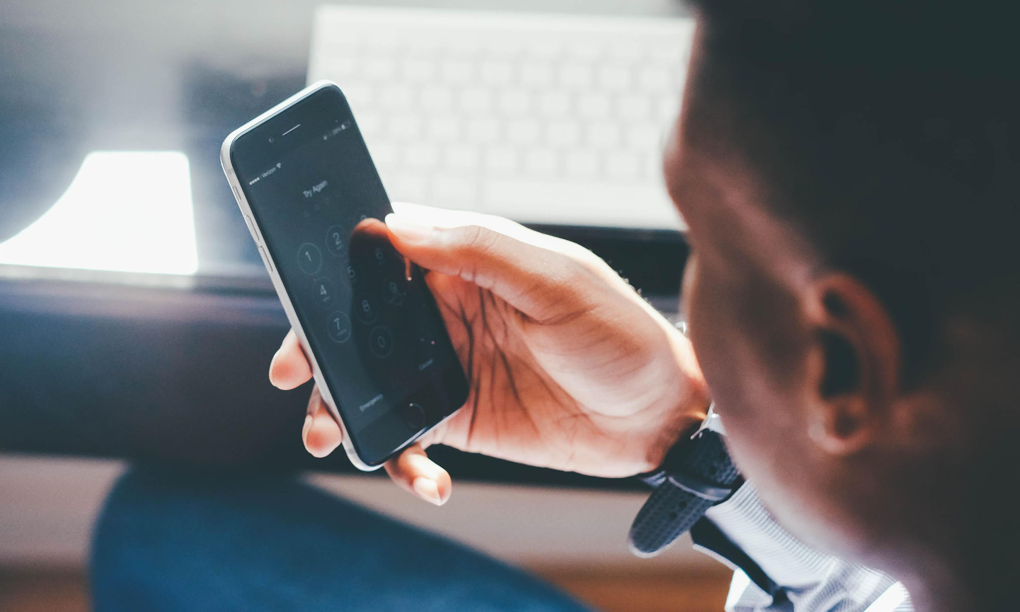 Person pratar i telefon